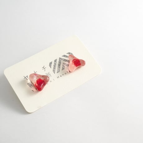 赤いピアス
