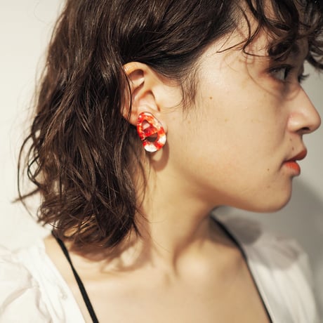 赤いピアス