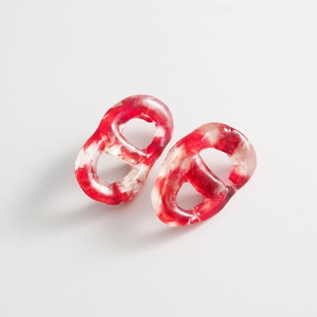 赤いピアス