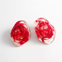 赤いピアス