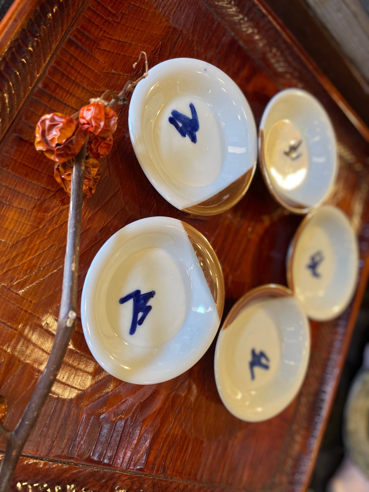 小皿 豆皿 染付 猪口 3枚 草文様 変形唐草文様 明治 大正 昭和初期 大正〜昭和 近代作品 江戸時代古伊万里写し 染付 総蛸唐草 長皿