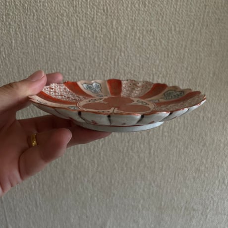 九谷焼　赤絵菊型小皿　蔓三葵文様