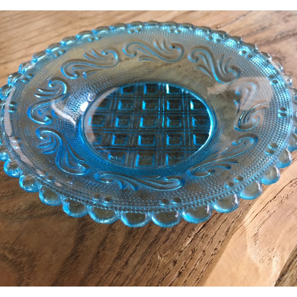 プレスガラス レース皿 唐草文小皿 ブルーガラス 大正時代