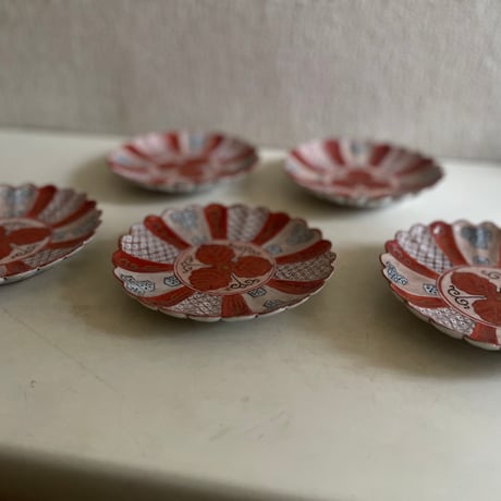 九谷焼　赤絵菊型小皿　蔓三葵文様