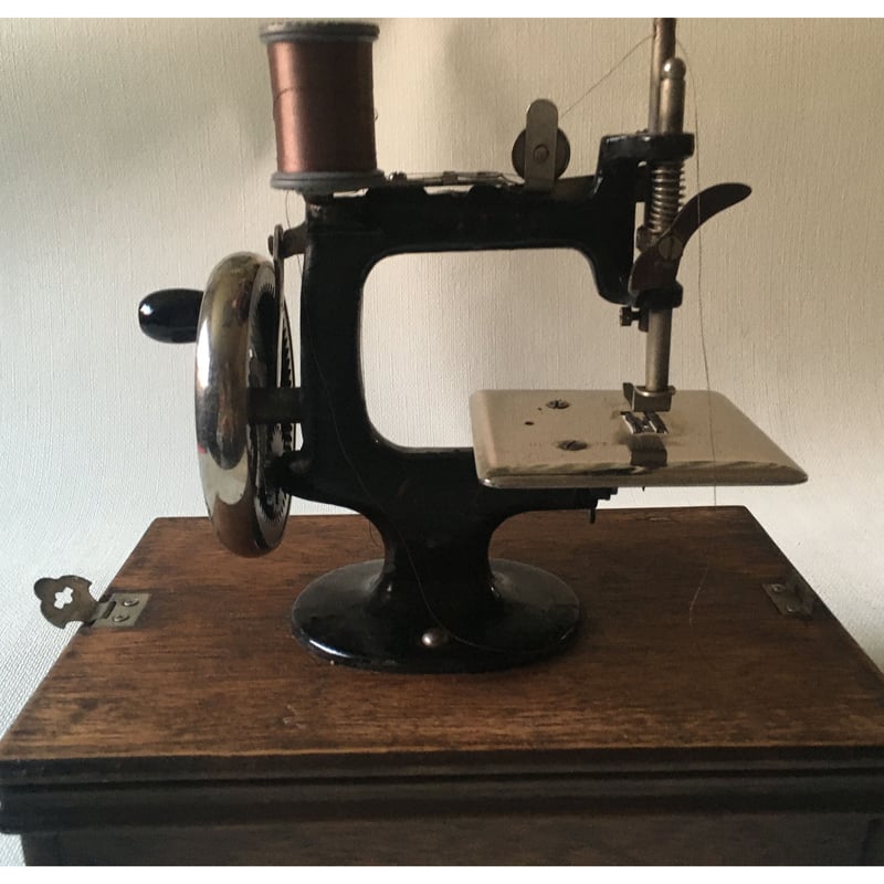 手動式小型ミシン Lead machine (引き出し無し） 昭和初期頃