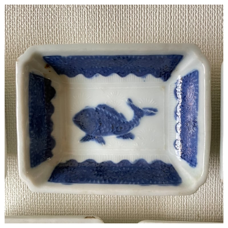 976 骨董　アンティーク　瀬戸　白磁花紋陽刻皿　3点組　豆皿　明治　美品 976 骨董 アンティーク 瀬戸 白磁花紋陽刻皿 3点組 豆皿 明治 美品