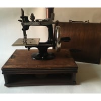 手動式小型ミシン　　Lead machine (引き出し無し）　昭和初期頃