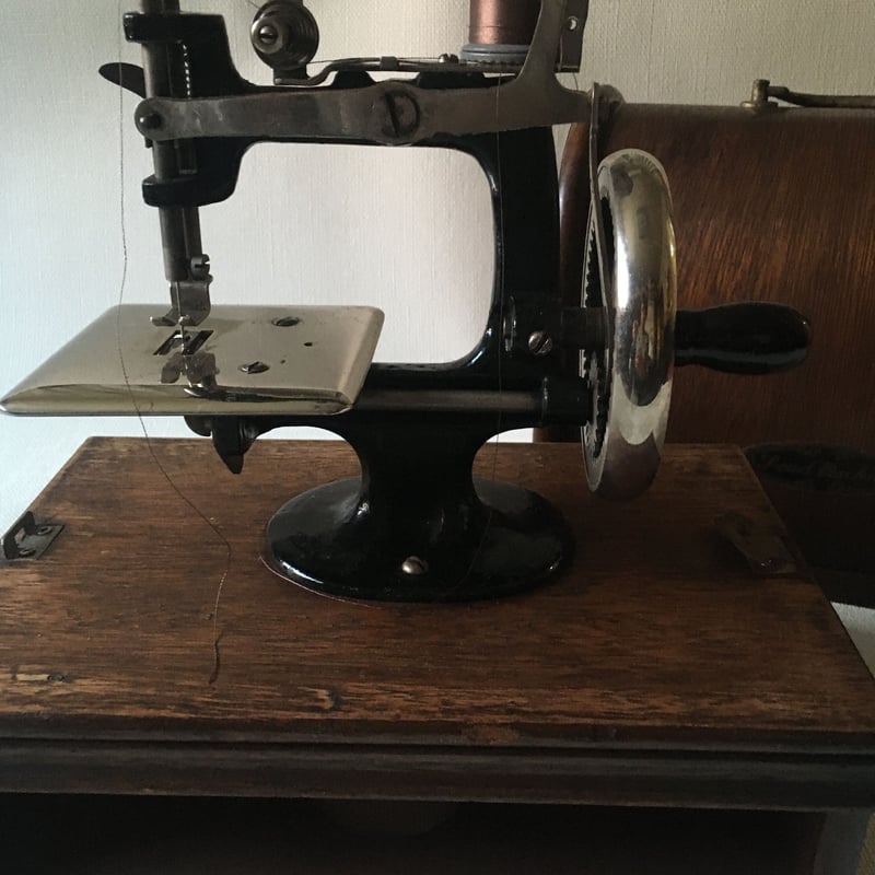 手動式小型ミシン Lead machine (引き出し無し） 昭和初期頃