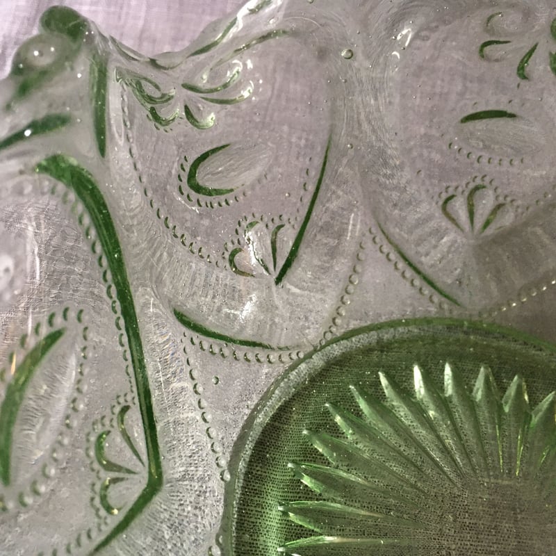 70年代 クリア プレスガラス テーブル セット売 専用ページのため購入不可❗️ プレスガラスコンポート鉢 波形ハート文様グリーンガラス 昭和初期