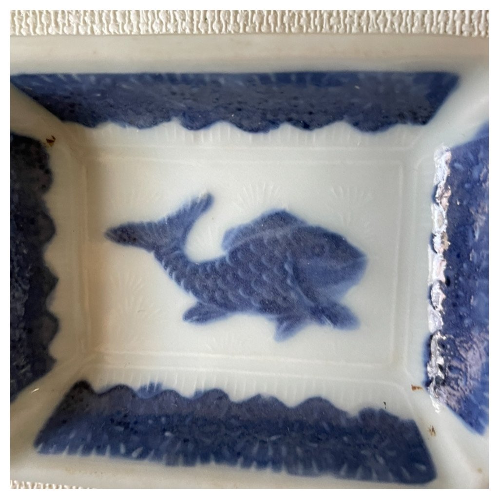 瀬戸焼 長角豆皿 陽刻鯛文様 明治時代 | れいゆぅる rayures 瀬戸焼 長角豆皿 陽刻鯛文様 明治時代 | れいゆぅる rayures