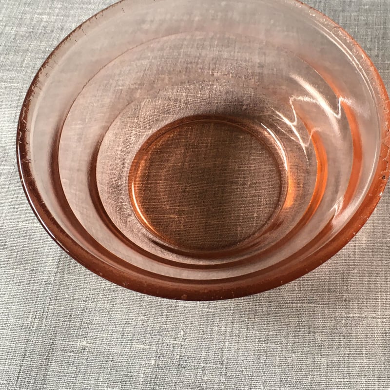 骨董　時代ガラス　霰プレス　三ツ脚付き　フリル　平鉢　菓子鉢　コンポート　ウラン ピンクのフリル ガラスのコンポート - Antiques Violetta