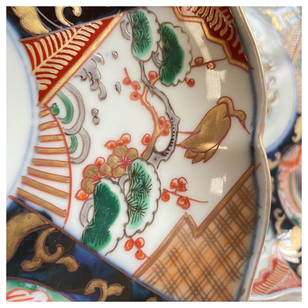 伊万里色絵錦手八寸皿 柘榴松梅鶴花文様 大正期 | れいゆぅる 伊万里色絵錦手八寸皿 柘榴松梅鶴花文様 大正期 | れいゆぅる