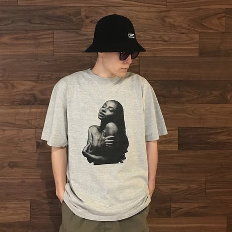 09 PHOTO T-SHIRT "SADE" GREY