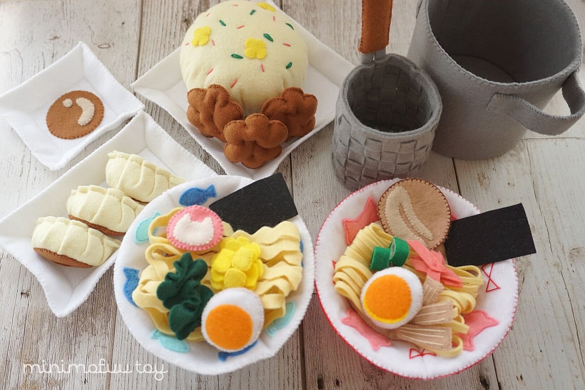 28 フェルトままごと　ラーメンバッグ　オーダーページ 一晩でラーメン屋さん🍜になりました😂😂 . . 久しぶりに作っ