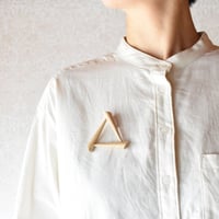 木の△ブローチ