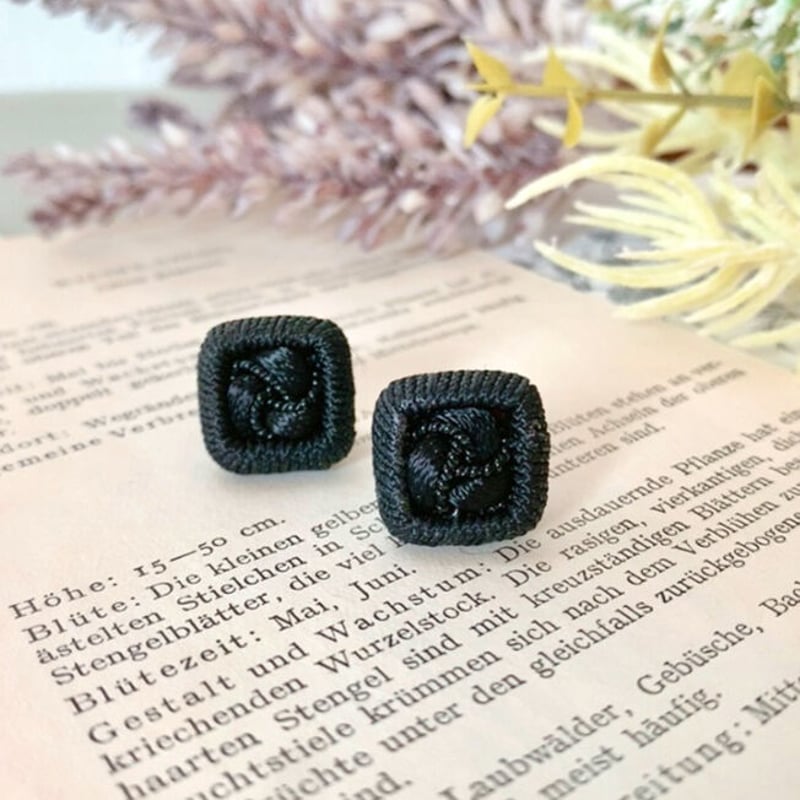 昭和レトロなコード刺繍ヴィンテージボタンのピアス《四角い薔薇
