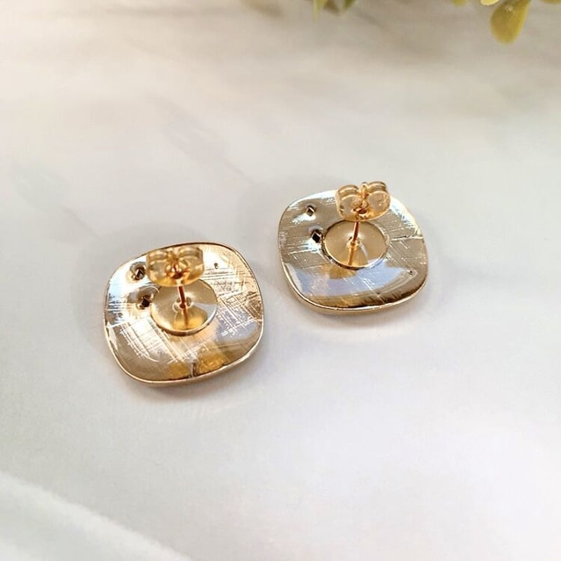 チョコレートブラウンのインポートボタンピアス | iman..