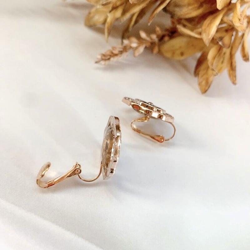 レトロモダンな花模様ヴィンテージボタンイヤリング | iman..