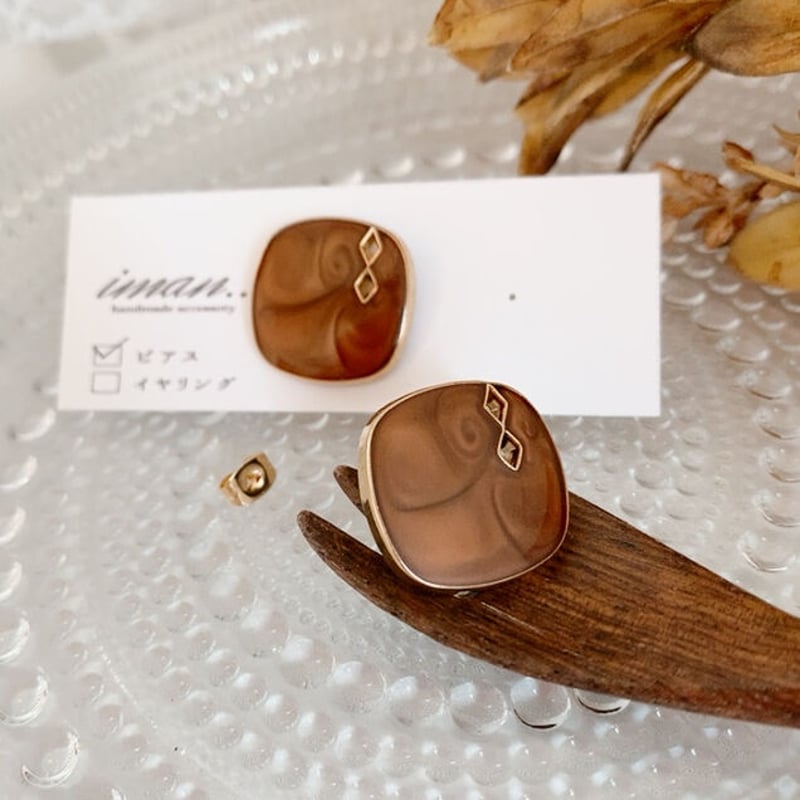 チョコレートブラウンのインポートボタンピアス | iman..