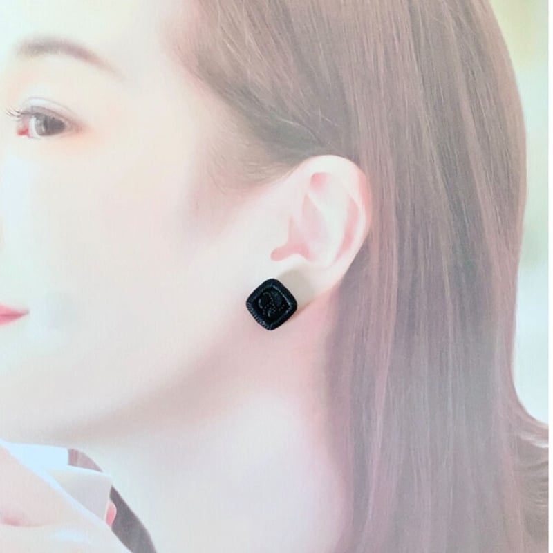 昭和レトロなコード刺繍ヴィンテージボタンのピアス《四角い薔薇