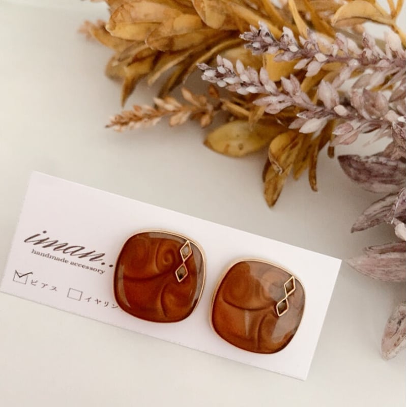 チョコレートブラウンのインポートボタンピアス | iman..