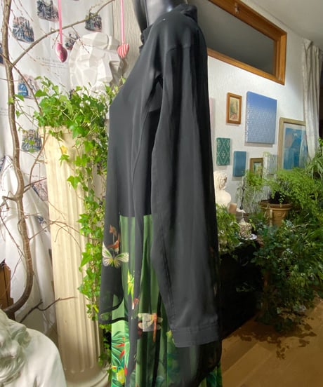 鳥や花、虫たちと葉っぱの黒ブラウス 〜TOKUKO 1er VOL