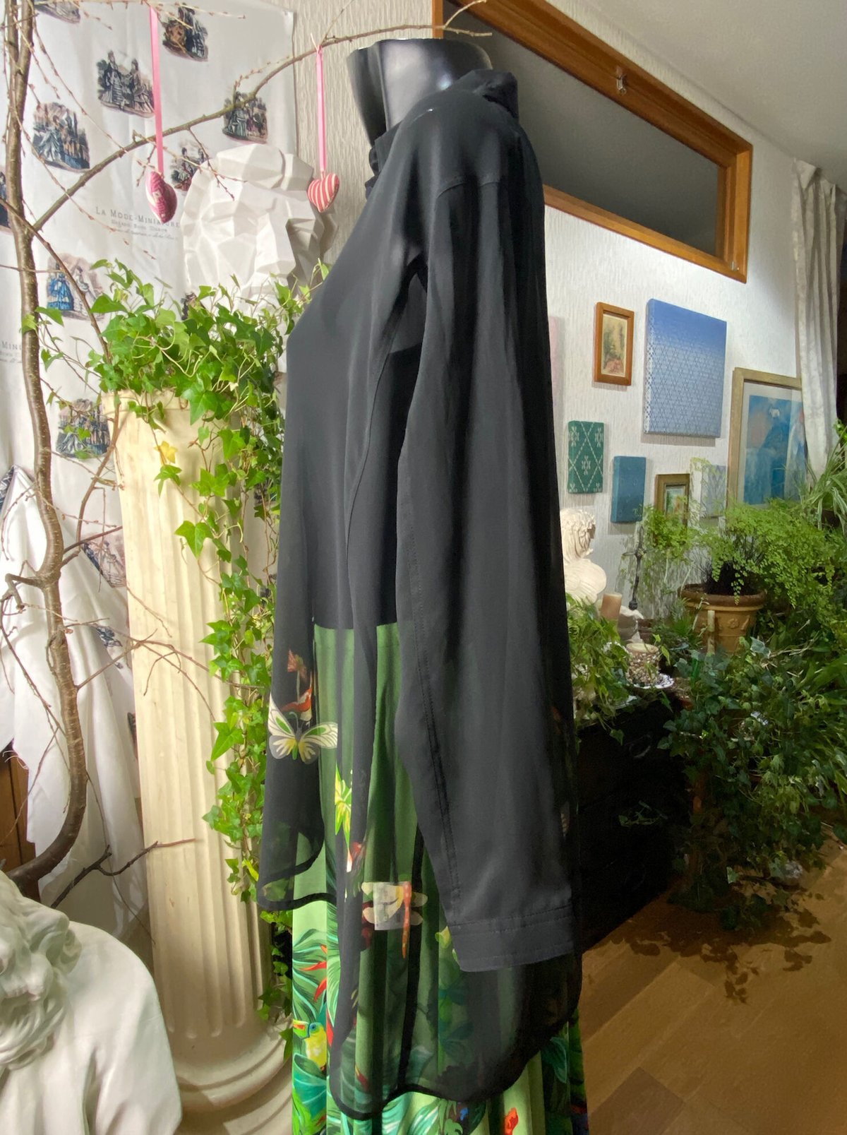 鳥や花、虫たちと葉っぱの黒ブラウス 〜TOKUKO 1er VOL | Salon de EL