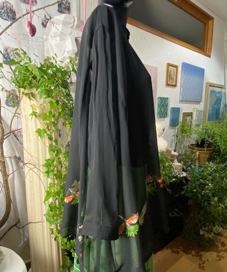 鳥や花、虫たちと葉っぱの黒ブラウス 〜TOKUKO 1er VOL