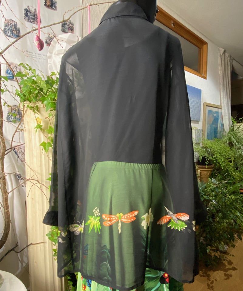 鳥や花、虫たちと葉っぱの黒ブラウス 〜TOKUKO 1er VOL | Salon de EL