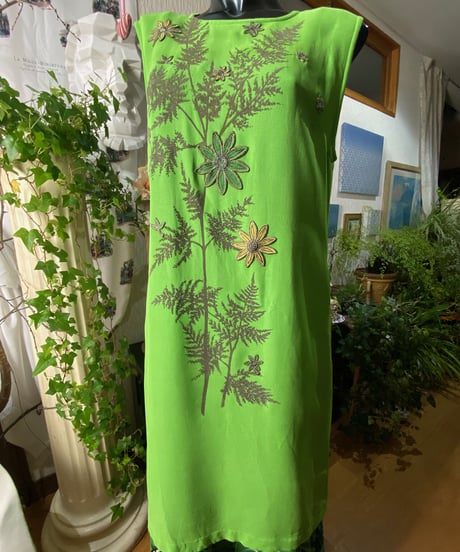 花の刺繍アップリケ付きワンピース  〜TOKUKO 1er VOL