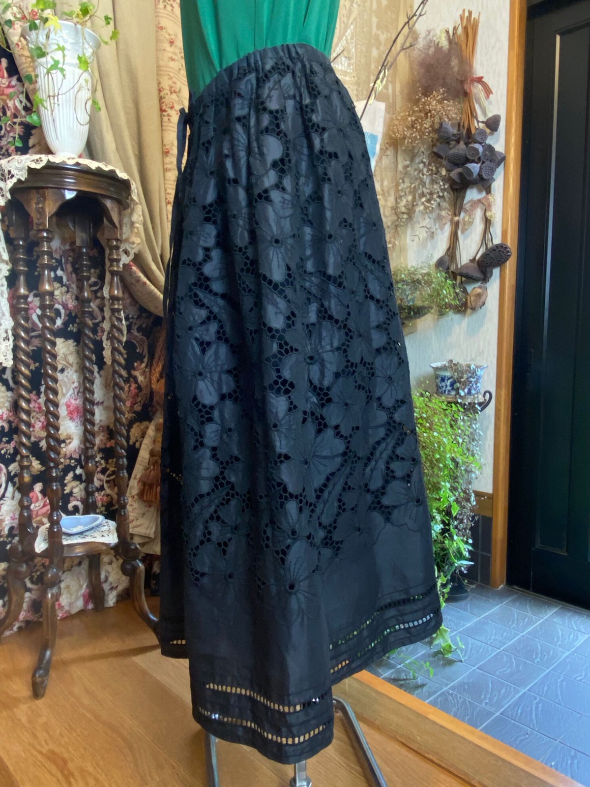 カットワーク刺繍のロングスカート 〜TOKUKO 1er VOL | Salon de ELE...