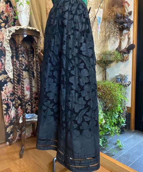 カットワーク刺繍のロングスカート 〜TOKUKO 1er VOL