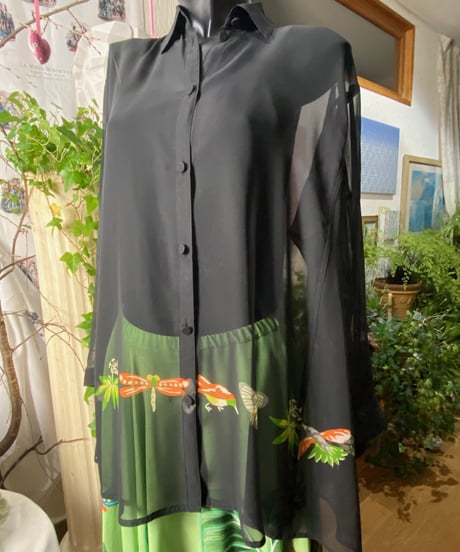 鳥や花、虫たちと葉っぱの黒ブラウス 〜TOKUKO 1er VOL
