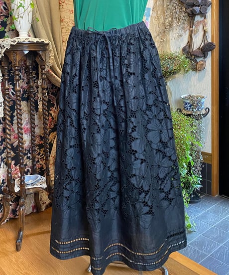 カットワーク刺繍のロングスカート 〜TOKUKO 1er VOL