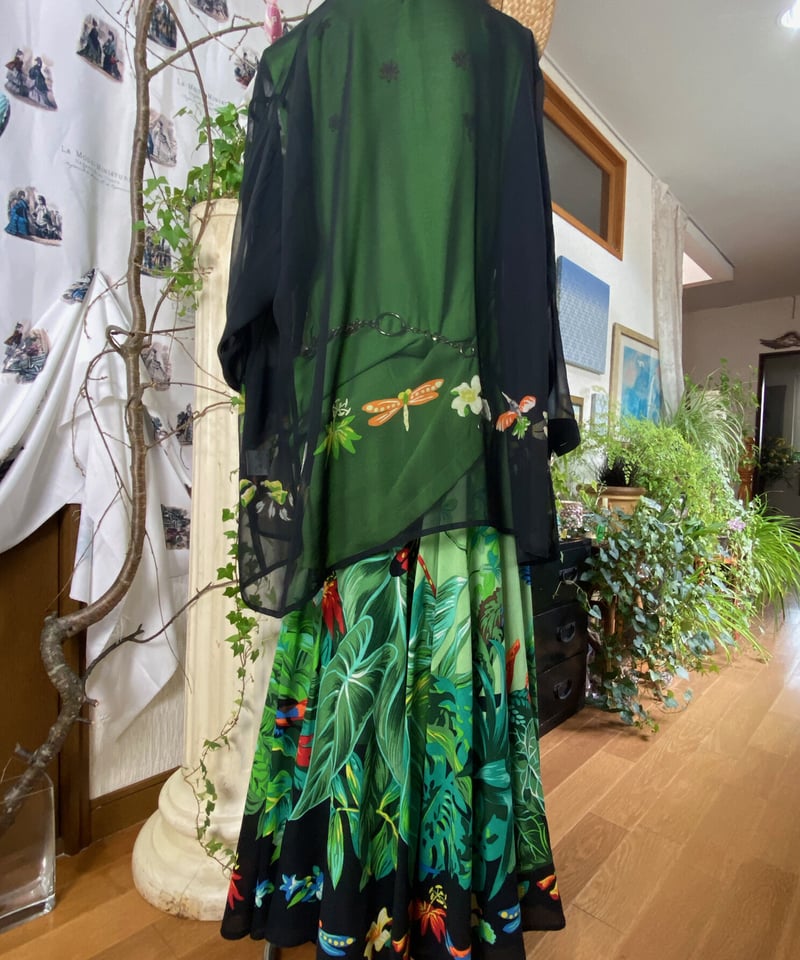 鳥や花、虫たちと葉っぱの黒ブラウス 〜TOKUKO 1er VOL | Salon de EL