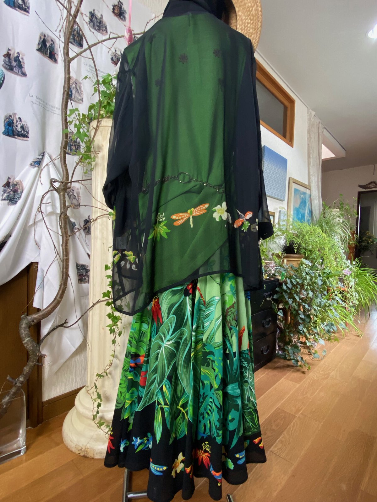 鳥や花、虫たちと葉っぱの黒ブラウス 〜TOKUKO 1er VOL | Salon