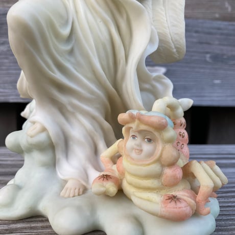 【珍しい造形の】天使と蠍のフィギュリン