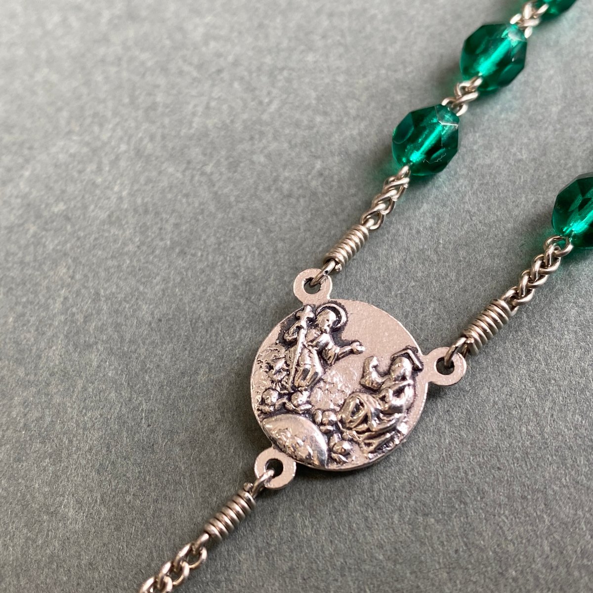 ミニ手編みペアロザリオ・カトリック祈祷書「祈りの友」によるモデル　　251107 ミニ手編みペアロザリオ・カトリック祈祷書「祈りの友」によるモデル