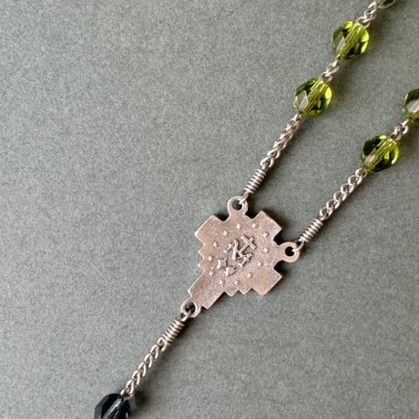 ＊サンザシ十字の不思議のメダイ＊チェコガラスの5連ロザリオ（グリーン系ミックス）