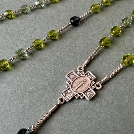 ＊サンザシ十字の不思議のメダイ＊チェコガラスの5連ロザリオ（グリーン系ミックス）