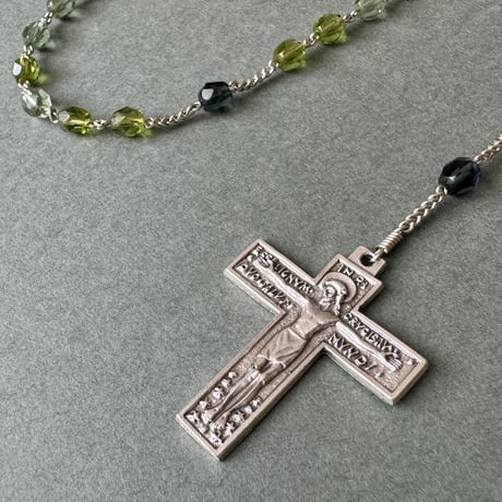 ＊サンザシ十字の不思議のメダイ＊チェコガラスの5連ロザリオ（グリーン系ミックス）