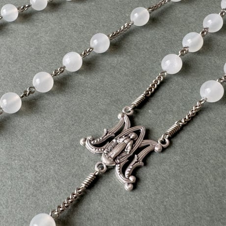 ＊葡萄のクロスとMモチーフの不思議のメダイ＊ホワイトムーンストーンの5連ロザリオ