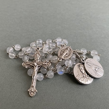 ＊展示＊聖エリザベトと悲しみの聖母＊ロイヤルブルームーンストーンの5連ロザリオ