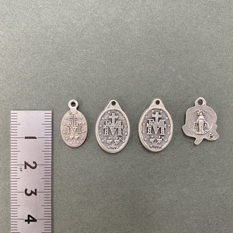 ＊ラピスラズリのロザリオブレスレット（メダイ4種類）