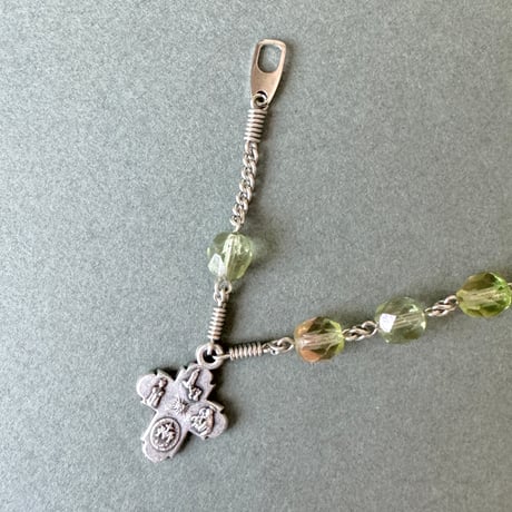 ＊クロスまたは不思議のメダイ＊チェコガラスのロザリオブレスレット（オリーブラスター／ペリドット×ロサリン）
