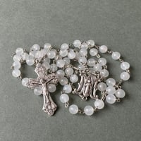 ＊葡萄のクロスとMモチーフの不思議のメダイ＊ホワイトムーンストーンの5連ロザリオ