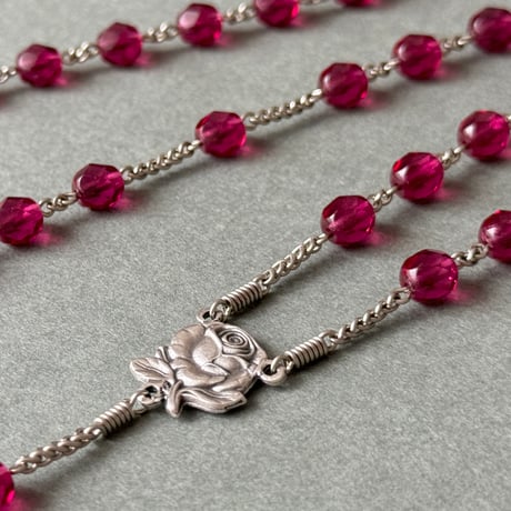 ＊薔薇とファティマの聖母＊聖霊のクロス＊チェコガラスの5連ロザリオ（フューシャ）