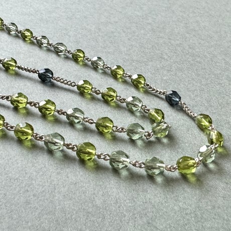 ＊サンザシ十字の不思議のメダイ＊チェコガラスの5連ロザリオ（グリーン系ミックス）