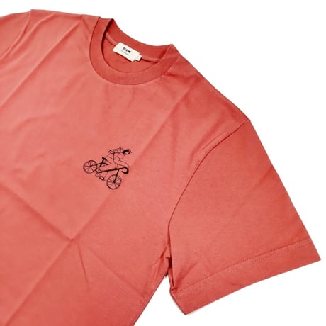 OLOW（オロウ） Tシャツ バックプリント 人と自転車などのイラスト ピンク ローズ オーガニックコットン100% ゆったりシルエット【ケイト・マクエニフ】（ OL612002-30）