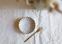 鉄粉のあるちいさな花の豆皿　菊　ディジー　乳白